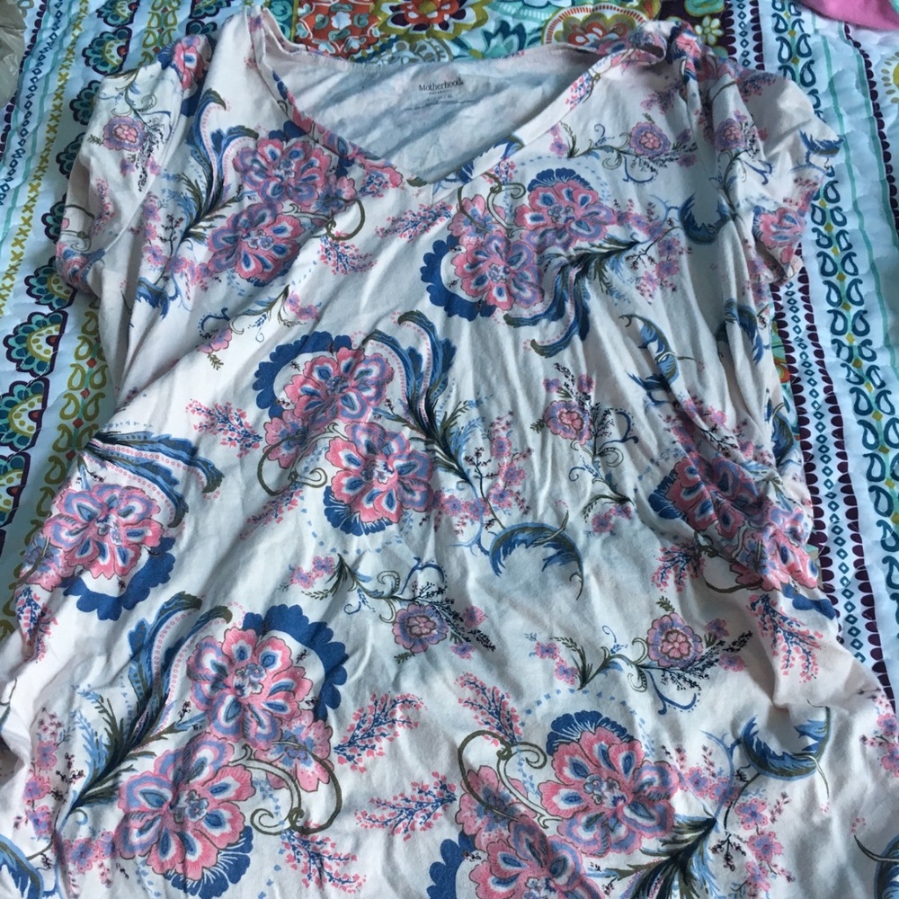 Motherhood Maternity Vneck 💗